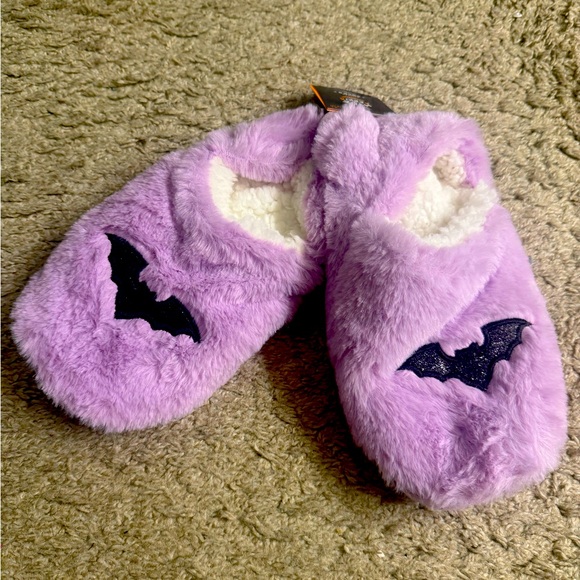 Hyde & Eek Bat Halloween Purple Faux Fur Slipper Socks w Grippers - size 8-10 - Picture 1 of 9
